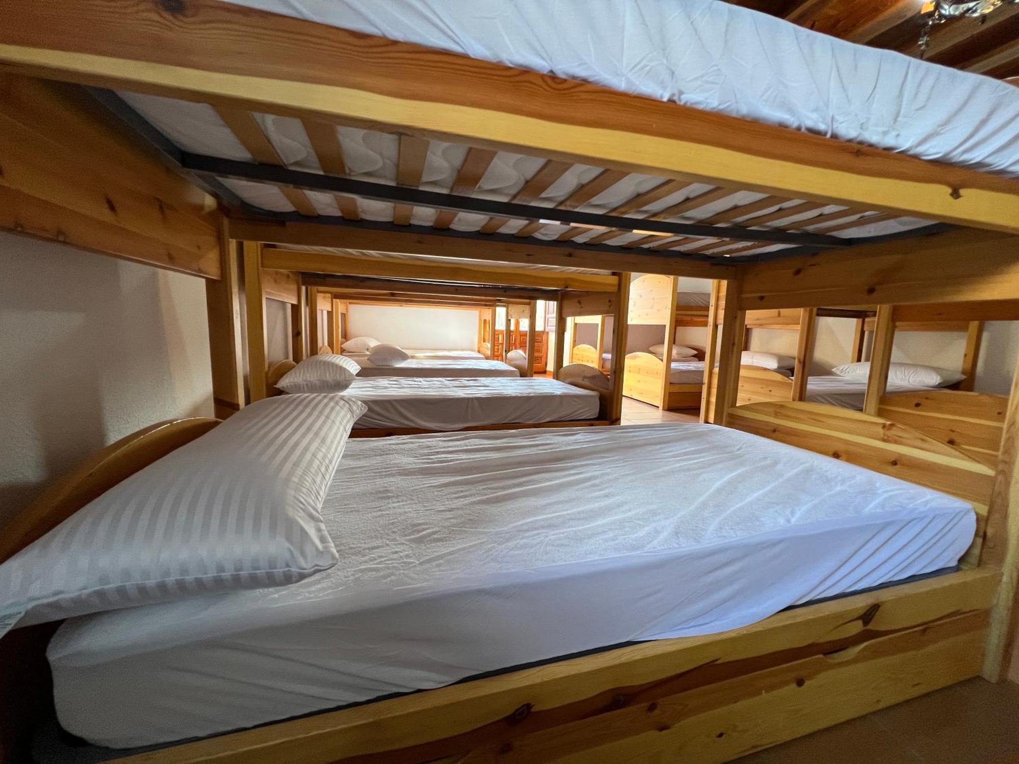 Albergue Pinares - La Casona De Revenga Regumiel de la Sierra Bagian luar foto